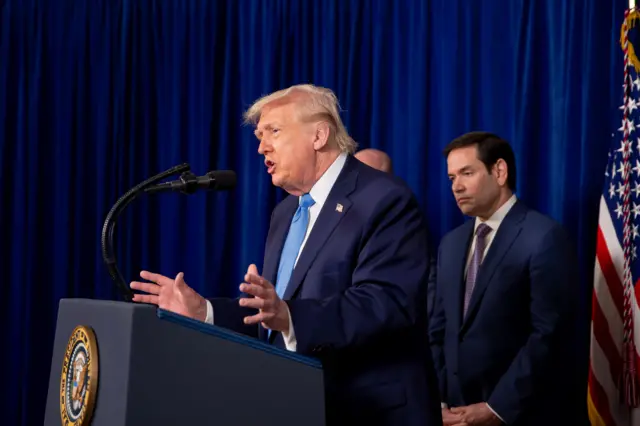 Donald Trump, ao lado do secretário de Estado, Marco Rubio, durante entrevista coletiva sobre ação na Venezuela