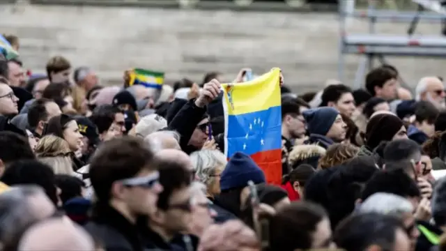 در میان جمعیت حاضر در شهر واتیکان، همزمان با دعای آنجلوس پاپ لئون، یک نفر پرچم ونزوئلا را به اهتزاز درآورد