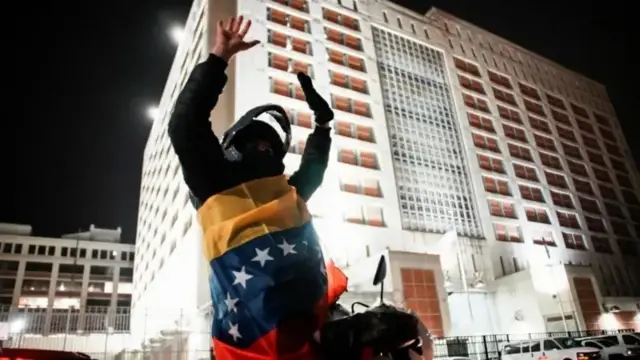 Venezuelano celebra captura de Maduro em frente ao CDM do Brooklyn