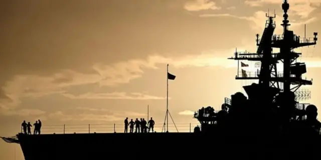 Американский универсальный десантный корабль «Иво Дзима» был дислоцирован у берегов Венесуэлы. Он может нести вертолеты для специальных операций