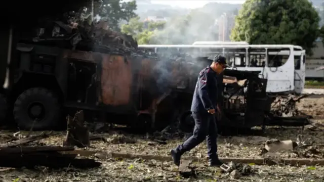 عکسی از حملات هوایی امریکا به ونزویلا. چند موتر دیده میشوند که در آتش سوختهاند