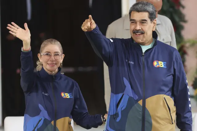Cilia Flores y Nicolás Maduro saludan en el Palacio de Miraflores de Caracas a los congregados para celebrar el día de los estudiantes en 21 de noviembre en Venezuela, el