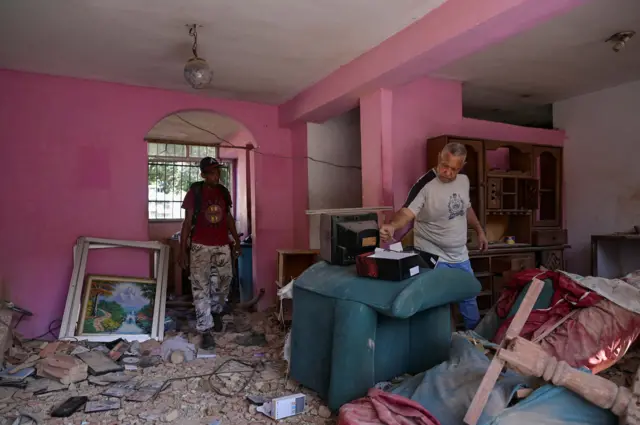 Los escombros que quedaron luego de los bombardeos estadounidenses durante la operación para capturar a Nicolás Maduro