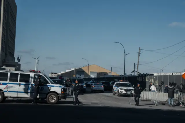 تُشاهد كاميرات التلفزيون وقوات إنفاذ القانون خارج مركز الاحتجاز الفيدرالي حيث يُحتجز الرئيس الفنزويلي مادورو في نيويورك، الولايات المتحدة الأمريكية، 4 يناير/كانون الثاني 2026.