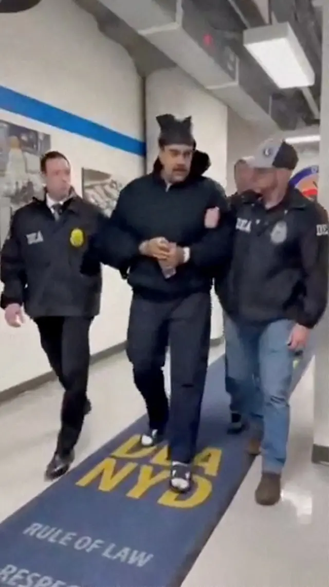 Maduro siendo escoltado en la oficina de la DEA en Nueva York.