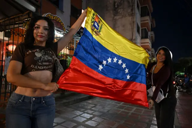 Người Venezuela sống tại thành phố Cucuta, Colombia xuống đường ăn mừng vào đêm 3/1