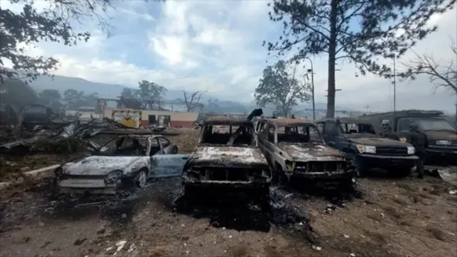 تصویر موترهای سوخته در یک مرکز نظامی در کاراکاس