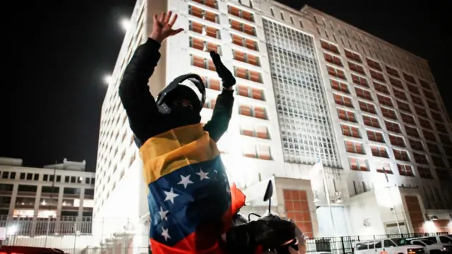 Un venezolano celebra la captura de Maduro frente al MDC en Brooklyn