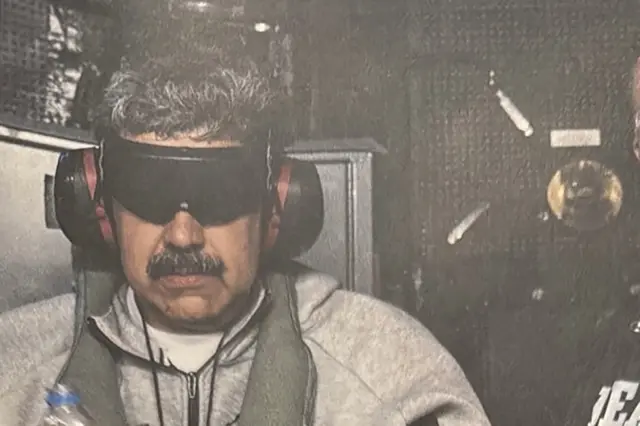 Maduro aparece vendado a bordo de navio americano em foto postada por Donald Trump