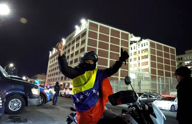 Người ủng hộ Venezuela ăn mừng bên ngoài trung tâm giam giữ