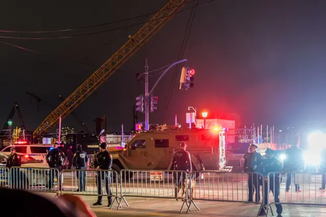 Xe bọc thép chở ông Maduro tới trại giam tại New York vào sáng sớm 4/1