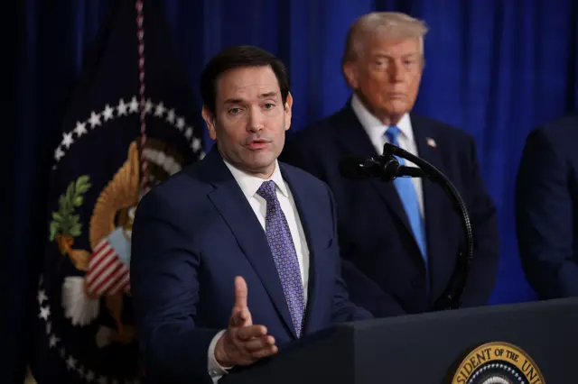 Ngoại trưởng Mỹ Marco Rubio phát biểu trong một cuộc họp báo khi Tổng thống Mỹ Donald Trump lắng nghe tại câu lạc bộ Mar-a-Lago vào ngày 03 tháng 01 năm 2026, ở Palm Beach, Florida.