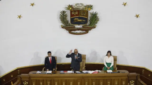 Jorge Rodriguez (centro), es hermano de la futura presidenta y presidente de la asamblea nacional de venezuela.