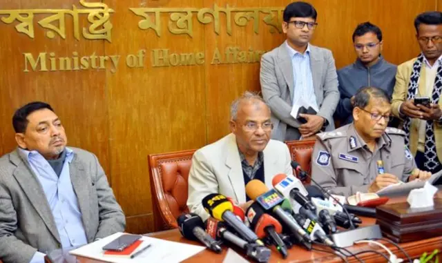 সোমবার সচিবালয়ে সাংবাদিকদের সাথে কথা বলেন স্বরাষ্ট্র উপদেষ্টা