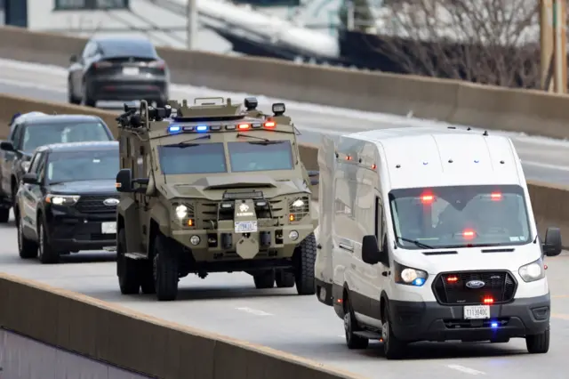 Un convoy de vehículos en el que se traslada a Maduro y su esposa