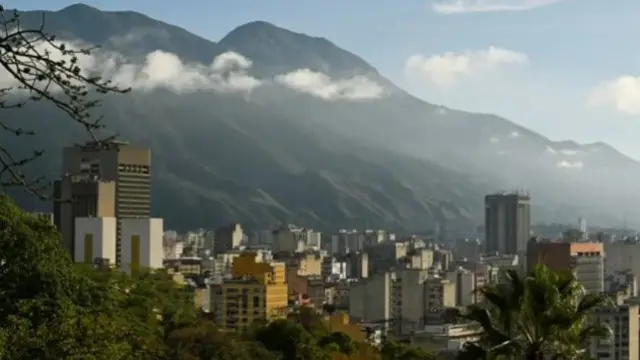 مدينة غافية في حضن جبل.
