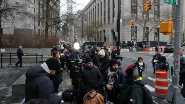 Gente a las afueras de un tribunal en Nueva York