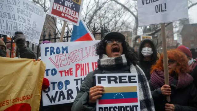 Manifestantes pró-Maduro gritam palavras de ordem e exibem cartazes em frente ao tribunal