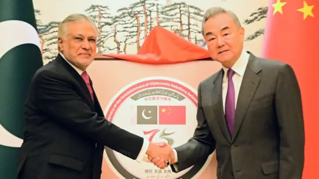 पाकिस्तान के उप प्रधानमंत्री और विदेश मंत्री मोहम्मद इसहाक़ डार और चीन के विदेश मंत्री वांग यी
