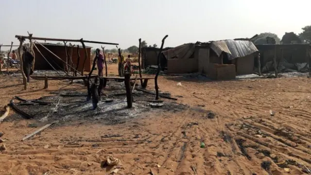 መንደር ውስጥ የተቃጠሉ ቤቶች