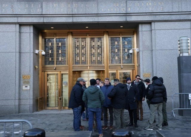 Agentes del orden y otros funcionarios se encuentran afuera del Palacio de Justicia de los Estados Unidos Daniel Patrick Moynihan, donde se espera que el presidente venezolano Nicolás Maduro y su esposa Cilia Flores se presenten para enfrentar cargos federales en EE. UU., incluyendo narcoterrorismo, conspiración, tráfico de drogas y lavado de dinero, en Manhattan, Ciudad de Nueva York, EE. UU., 4 de enero de 2026. REUTERS/Mike Segar