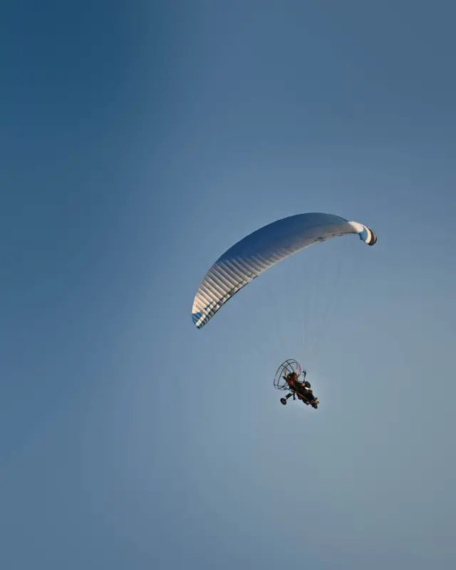 စက်တပ်လေထီးပျံသန်းနေတဲ့မြင်ကွင်း