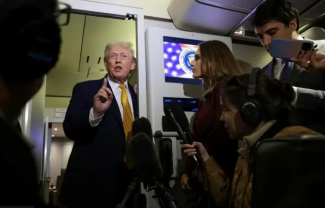 Trump habla con periodistas antes de subir al Air Force One el 4 de enero de 2026 en Florida con destino a Washington DC