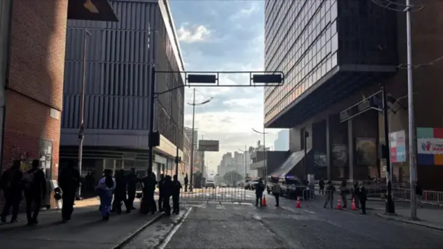 نمایی از داخل شهر کاراکاس با حضور مردم و نیروهای امنیتی