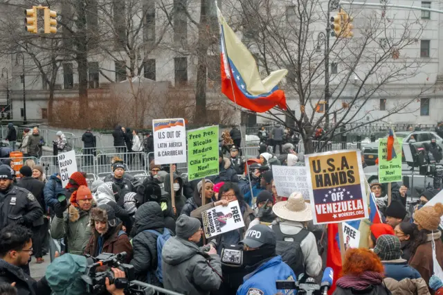 Manifestantes pro Maduro protestan afuera del tribunal de Nueva York