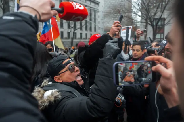 Un manifestante grita en una protesta contra Maduro en Nueva York