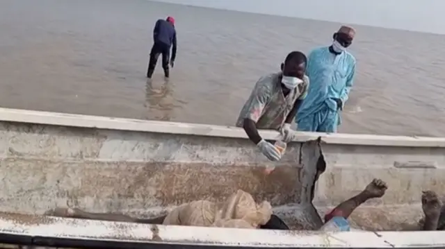 Ahụ mmadụ nọ n'ime ụgbọmmiri dịka nwọke abụọ na-ele anya