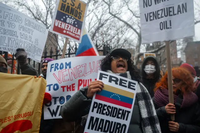 Manifestantes pro Maduro protestan afuera del tribunal de Nueva York