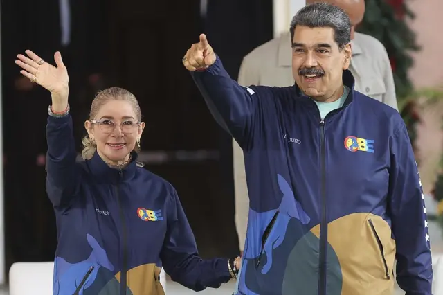 سيليا فلوريس تلوح بيدها إلى جانب زوجها رئيس فنزويلا نيكولاس مادورو (صورة أرشيفية)