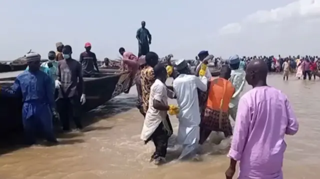 Ndị mmadụ gbakọrọ ebe ụgbọmmiri kpuru na Yobe steeti na-enyere ndị ihe metụtara aka