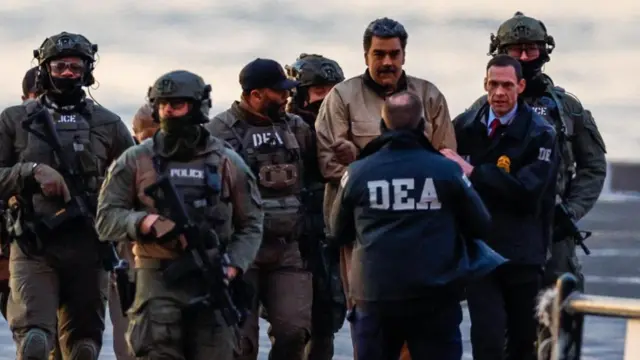 የቬንዙዌላ ፕሬዝዳንት ኒኮላ ማዱሮ በአሜሪካ የጸጥታ ኃይሎች ታይዘው ሲራመዱ