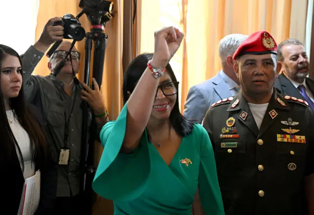Tổng thống lâm thời Venezuela Delcy Rodríguez ra hiệu sau một phiên họp của Quốc hội tại Caracas, ngày 5/1/2026.