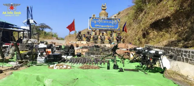 စစ်တပ်ရဲ့ မိုးထိတောင်စခန်းကို သိမ်းပိုက်ပြီးနောက် အေအေထုတ်ပြန်ခဲ့တဲ့ပုံ (ပုံဟောင်း)