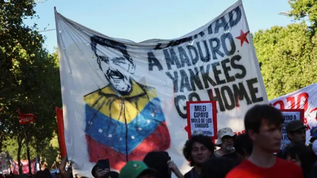 আর্জেন্টিনার বুয়েনস আইরেসে, বিক্ষোভকারীরা "মাদুরোর স্বাধীনতা, ইয়াঙ্কিরা বাড়ি ফিরে যাও" লেখা একটি ব্যানার ধরে আছেন।
