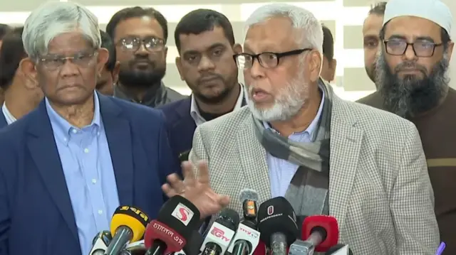 সচিবালয়ে সাংবাদিকদের সঙ্গে কথা বলেন জ্বালানি উপদেষ্টা মুহাম্মদ ফাওজুল কবির খান