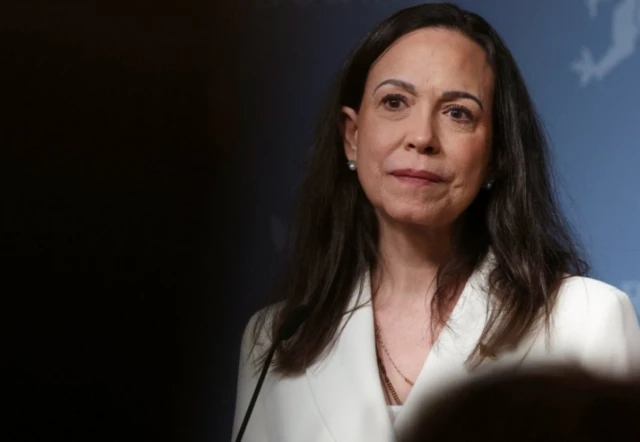 Laureada con el Premio Nobel de la Paz y líder de la oposición venezolana, María Corina Machado, escucha durante una conferencia de prensa en Oslo, Noruega, el 11 de diciembre de 2025. REUTERS/Leonhard Foeger
