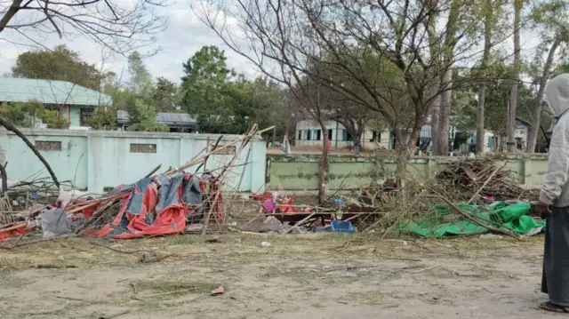 ခင်ဦးနယ်ထဲက လေကြောင်းတိုက်ခိုက်ခံလိုက်ရတဲ့ စစ်ရှောင်တွေခိုလှုံနေတဲ့ စာသင်ကျောင်းမြင်ကွင်း