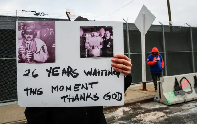 رفع متظاهرون لافتات مناهضة لمادورو أمام مركز الاحتجاز الفيدرالي في حي بروكلين بمدينة نيويورك، حيث يُحتجز الرئيس الفنزويلي المخلوع نيكولاس مادورو، في 5 يناير/كانون الثاني 2026.