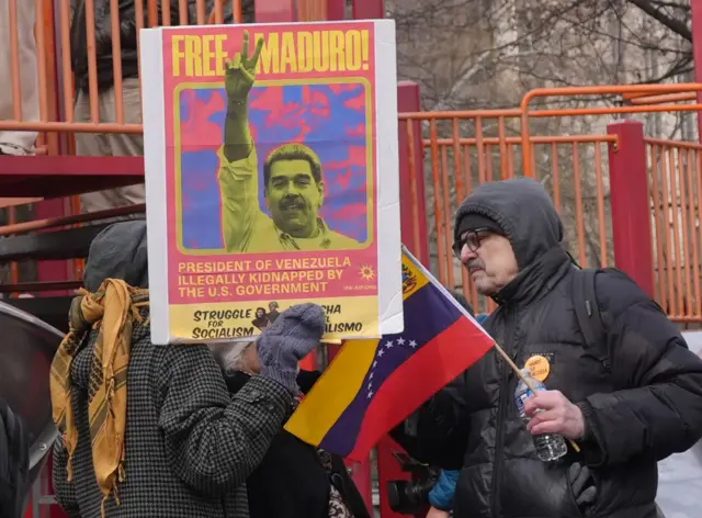 تجمع معارضو العملية العسكرية الأمريكية ومؤيدو الرئيس الفنزويلي نيكولاس مادورو أمام المحكمة الفيدرالية في مانهاتن بنيويورك، الولايات المتحدة، في 5 يناير 2026.