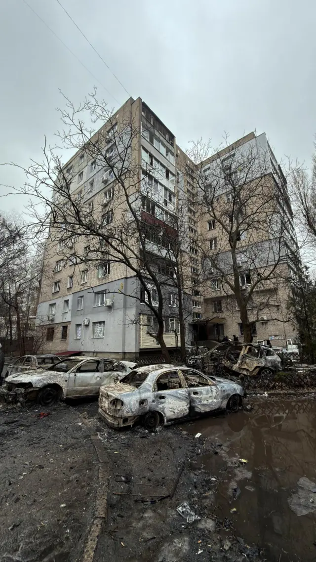 Поврежденные автомобили у панельного дома