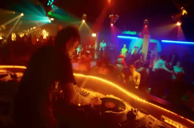 DJ သံဆူဆူညံညံတွေ ဖွင့်ထားတဲ့ သီးသန့် အလုံပိတ်ခန်းတွေ