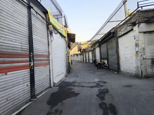 وضعیت کسبه و مغازه‌ها از ضلع شرقی خیابان خیام به سوی بازار بزرگ تهران
