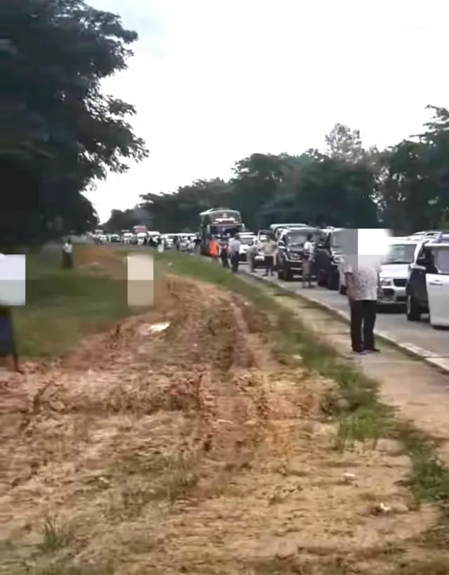 ရန်ကုန်-ပြည်ကားလမ်းပေါ် တိုက်ပွဲကြောင့် ပိတ်မိနေတဲ့ မော်တော်ယာဉ်တန်း