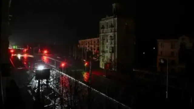 Автомобили на темных улицах во время отключения электроэнергии в Запорожье