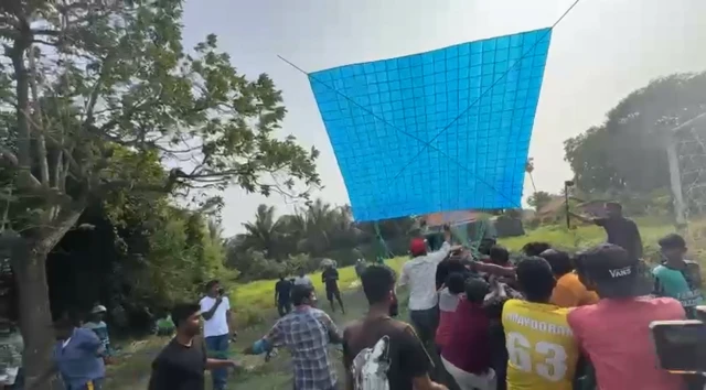 இலங்கை: வல்வெட்டித்துறையில் பாரிய பட்டத்துடன் வான் நோக்கி இழுக்கப்பட்ட இளைஞர்