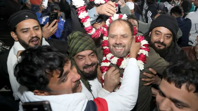 शिफ़ा उर रहमान (माला पहने हुए)
